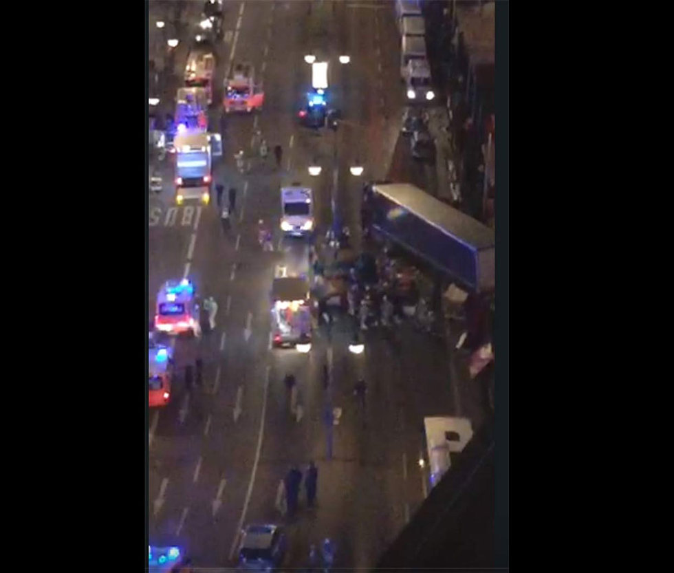 Camión arrolla a multitud en Berlín y deja al menos 9 muertos; sospechan de atentado