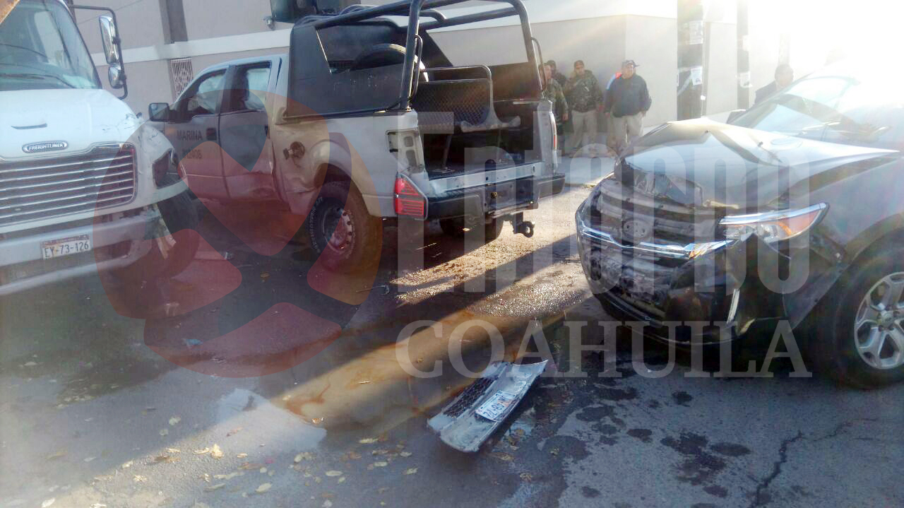 Colisionan marinos y auto particular