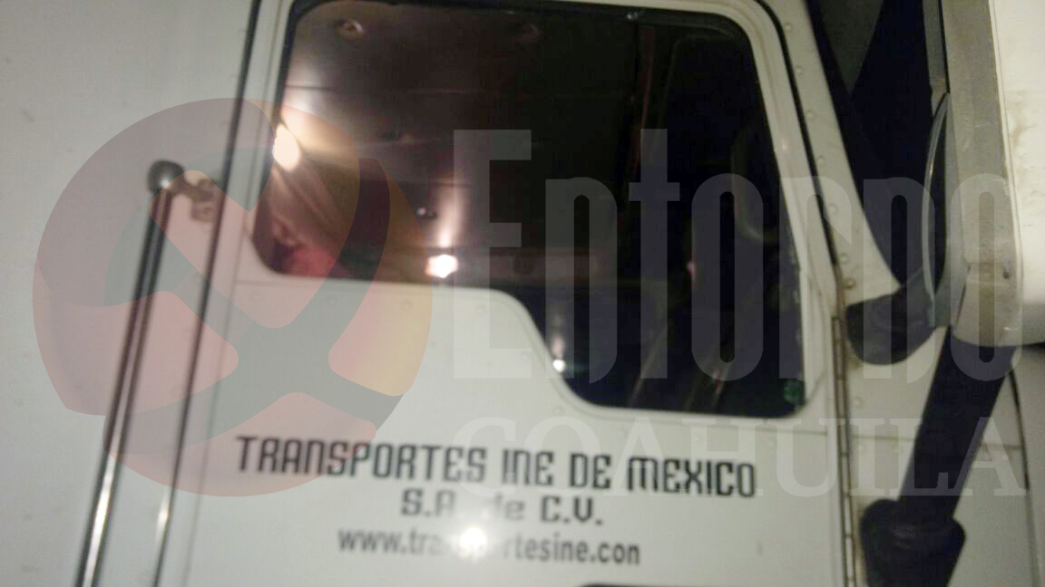 Asaltan tráiler en Parras; se llevan 30 cartones de cerveza