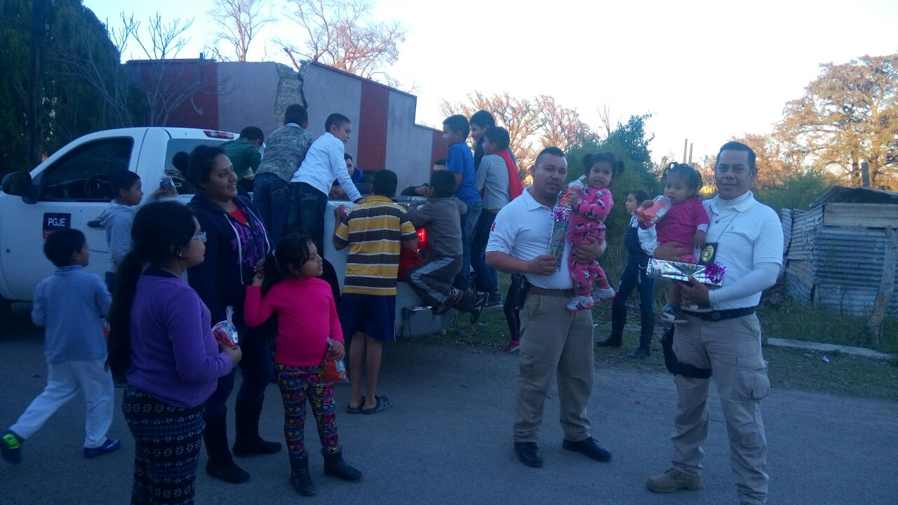 Llevan elementos de la Investigadora <br>alegría a niños de Coahuila