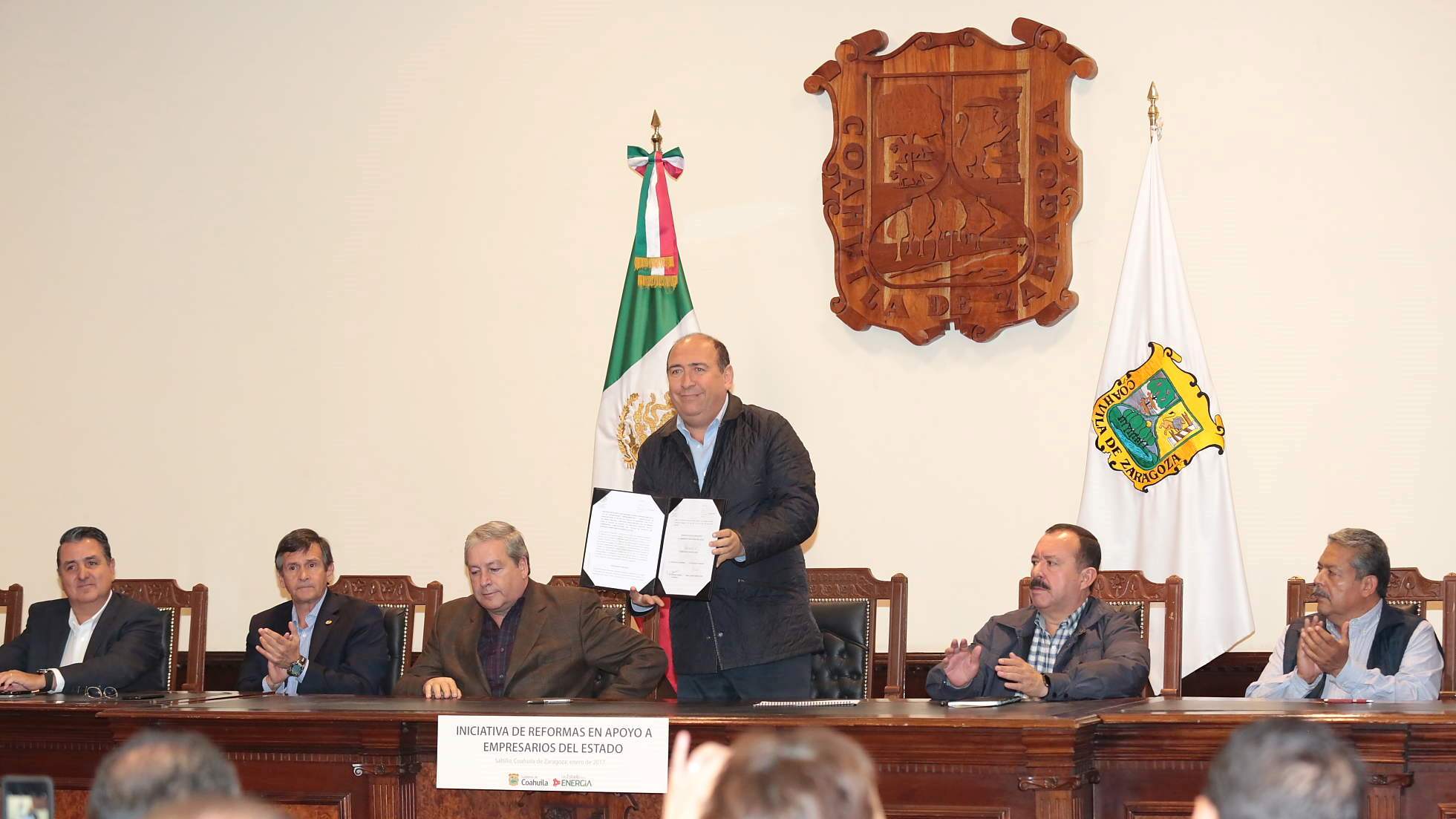 Celebra IP firma de decreto que prefiere empresas locales