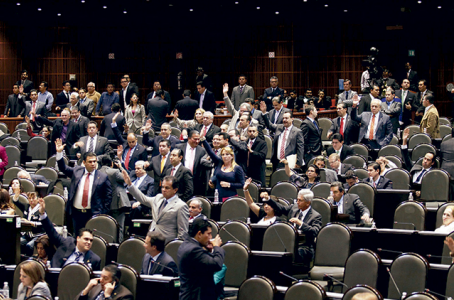 Buscan 8 senadores gubernaturas este año