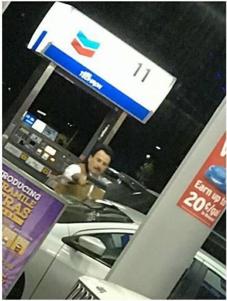 Edil panista de Tijuana es sorprendido comprando gasolina en ¡EU!