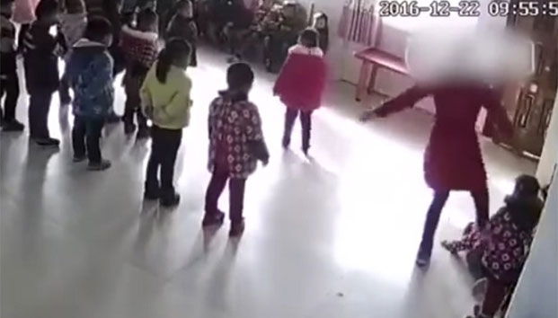 VIDEO: Maestra golpea a dos alumnas por no saber bailar