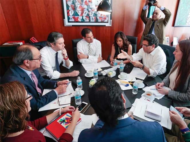 México analiza estrategia educativa para niños deportados de EU