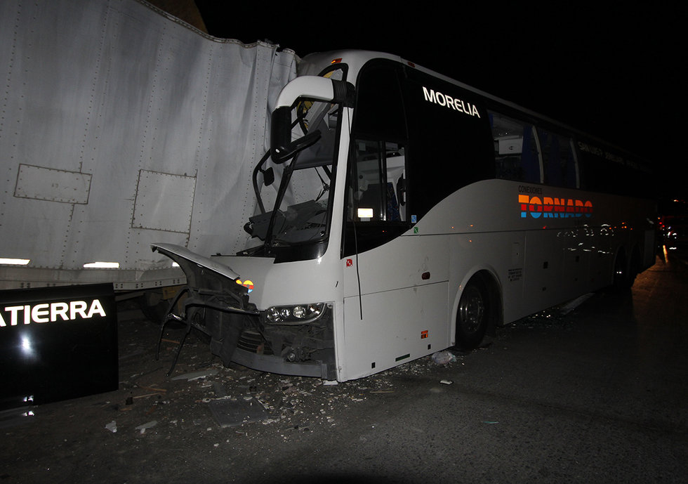 Accidente en la autopista Saltillo-Monterrey deja 15 heridos