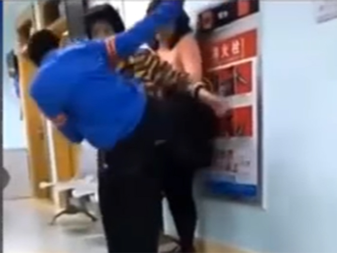 Video: Niño golpea a su mamá por quitarle el celular