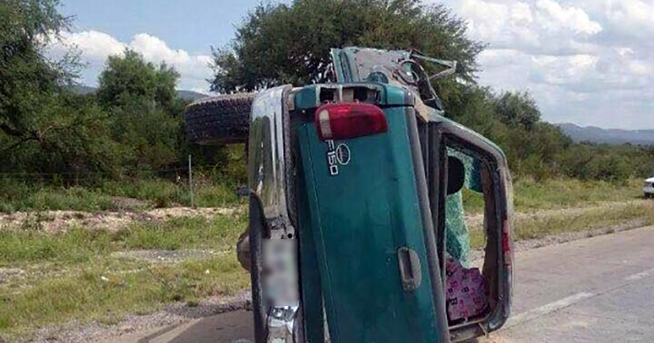 Fatal volcadura; 2 muertos y 7 heridos <br>en la carretera a Saltillo-Matamoros