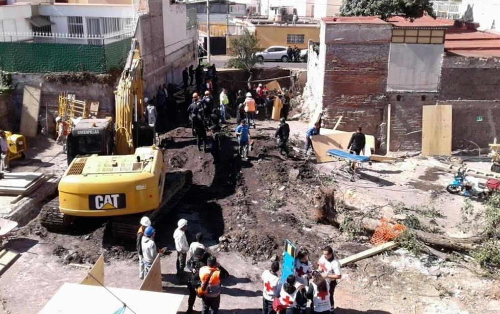 Reportan al menos 2 muertos en derrumbe de barda