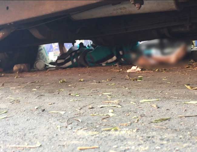 Dejan cadáver debajo de un camión abandonado