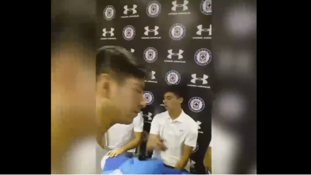 Cota avienta playera de aficionado cementero en firma de autógrafos