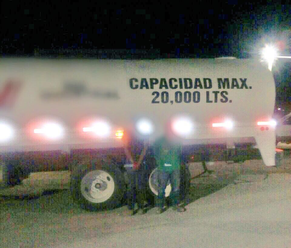 Sorprenden a sujetos ordeñando ductos de Pemex; aseguran 20 mil litros