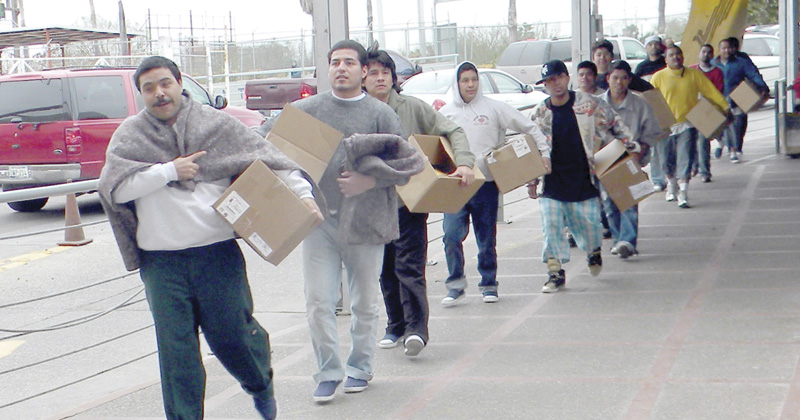 EU ordena deportar a México a indocumentados, sin importar su origen