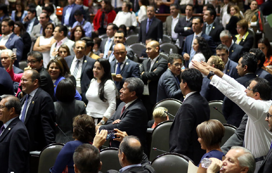 Convocan senadores a formar un “muro humano”