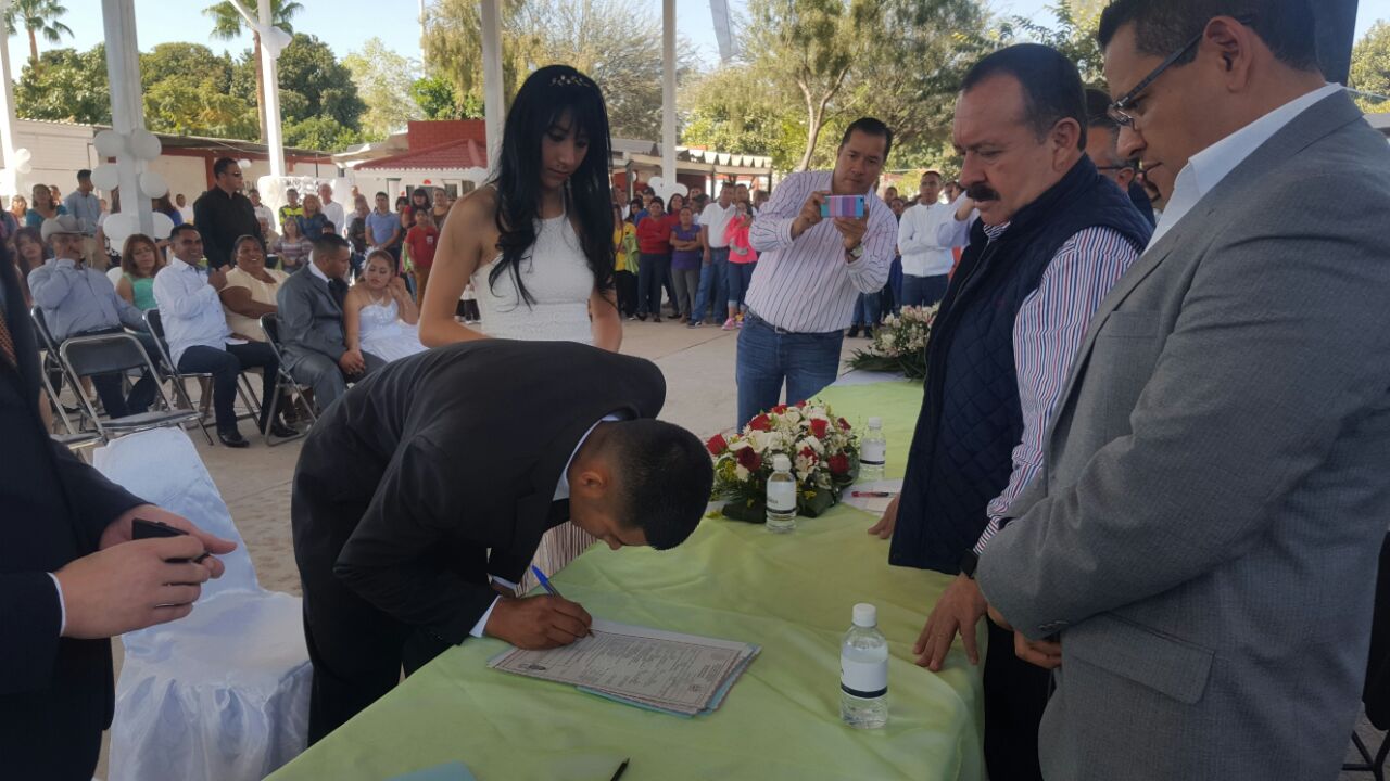 Celebran bodas comunitarias en penal de Torreón