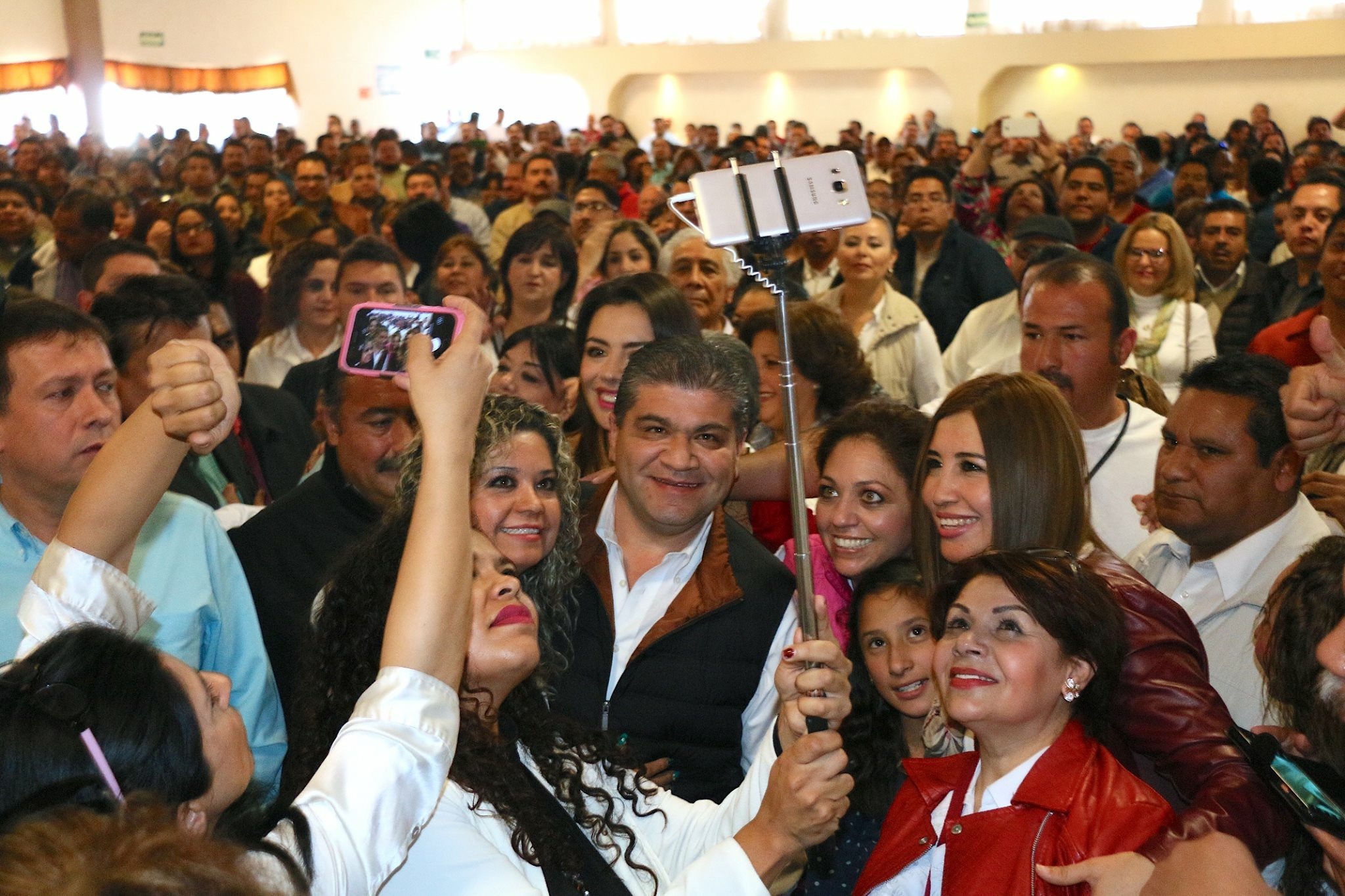 Promete Riquelme salarios justos para <br>los trabajadores de la educación