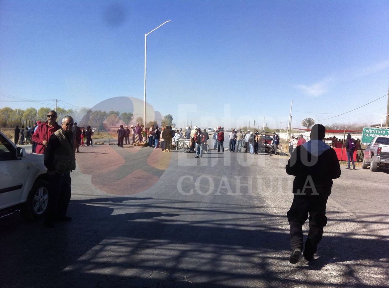 Bloquean carretera San Pedro-Torreón; <br>acusan indolencia de CONAGUA