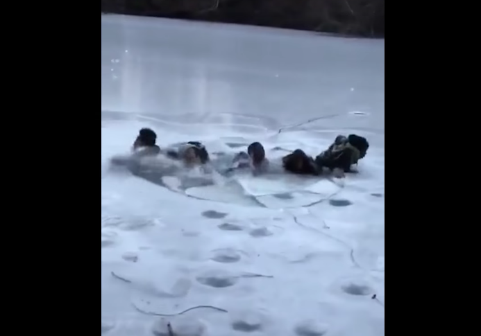 Caen en lago congelado en Nueva York por tomarse selfie