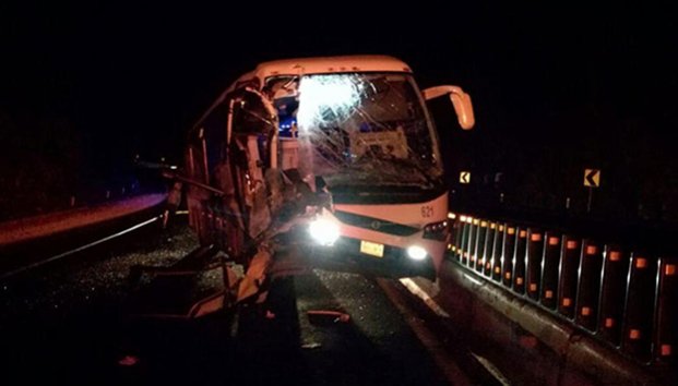 Chocan camión y autobús en la México-Puebla; hay un muerto y 20 heridos