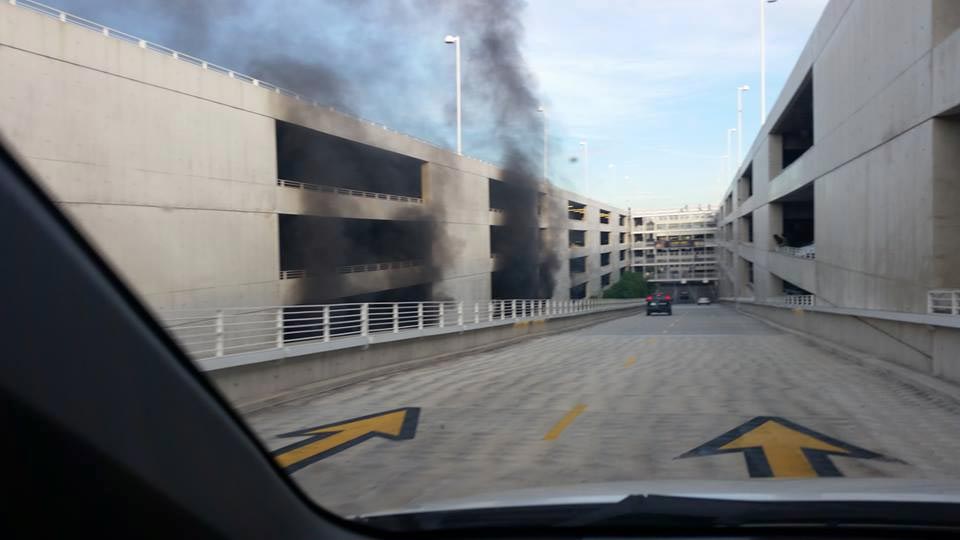 Fuego en Disneyland consume a nueve vehículos