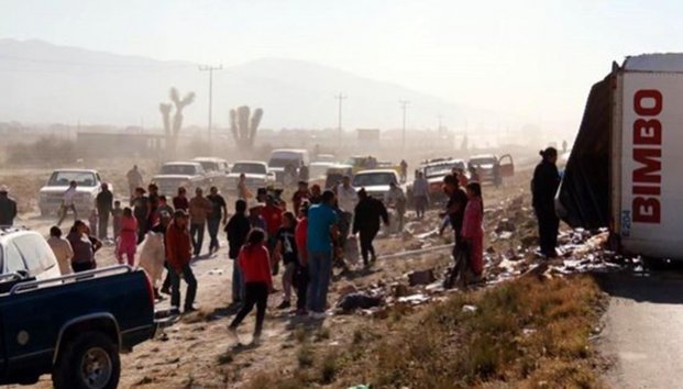 Habitantes de Galeana, roban leche de caja de tráiler que vuelca