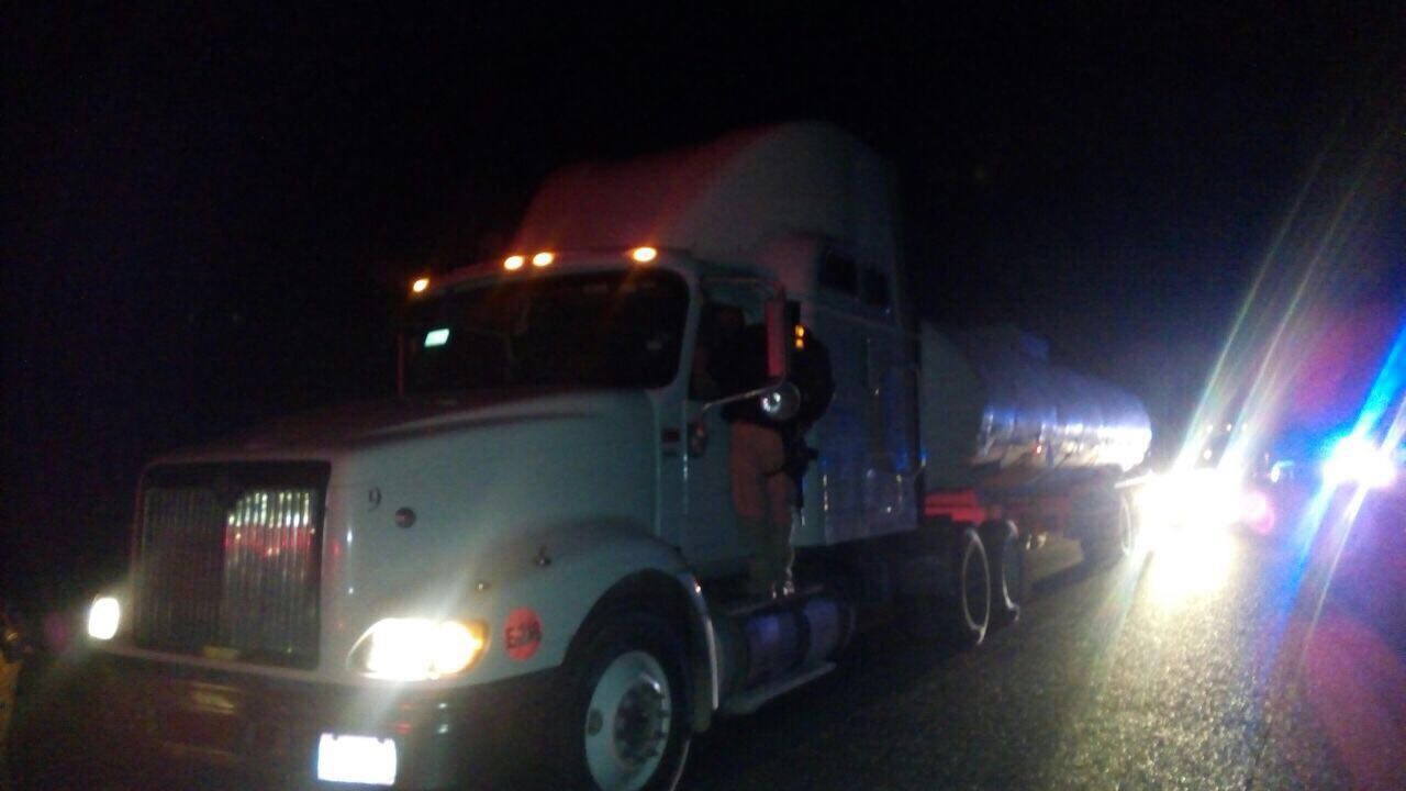 Asegura Fuerza Coahuila otra pipa con 45 mil litros de combustible ilegal; detienen a tres