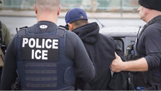 Deportarán a mexicano que detuvieron por cruzar la calle de forma imprudente