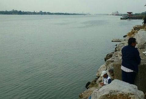 Mujer lanza a su hijo de 2 años al río