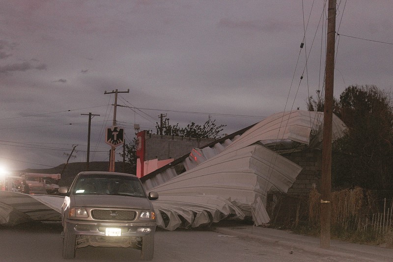 Vientos arrancan techo de gimnasio en San Buenaventura