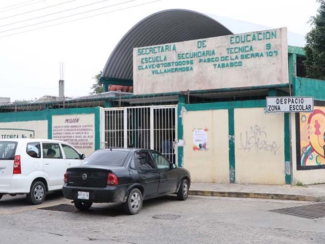 Alumna amaga con cuchillo a compañeros y maestra en Tabasco