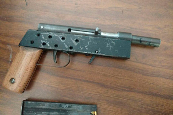 Hallan subametralladora en mochila de estudiante de 13 años