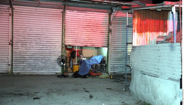 Le incrustan tijeras en ojo y muere