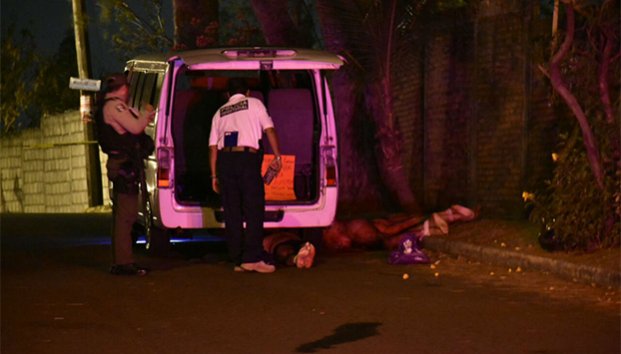 Abandonan camioneta con 11 cuerpos