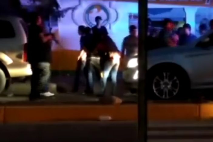 VIDEO:Policías entregan 8 jóvenes a grupo armado en Sinaloa