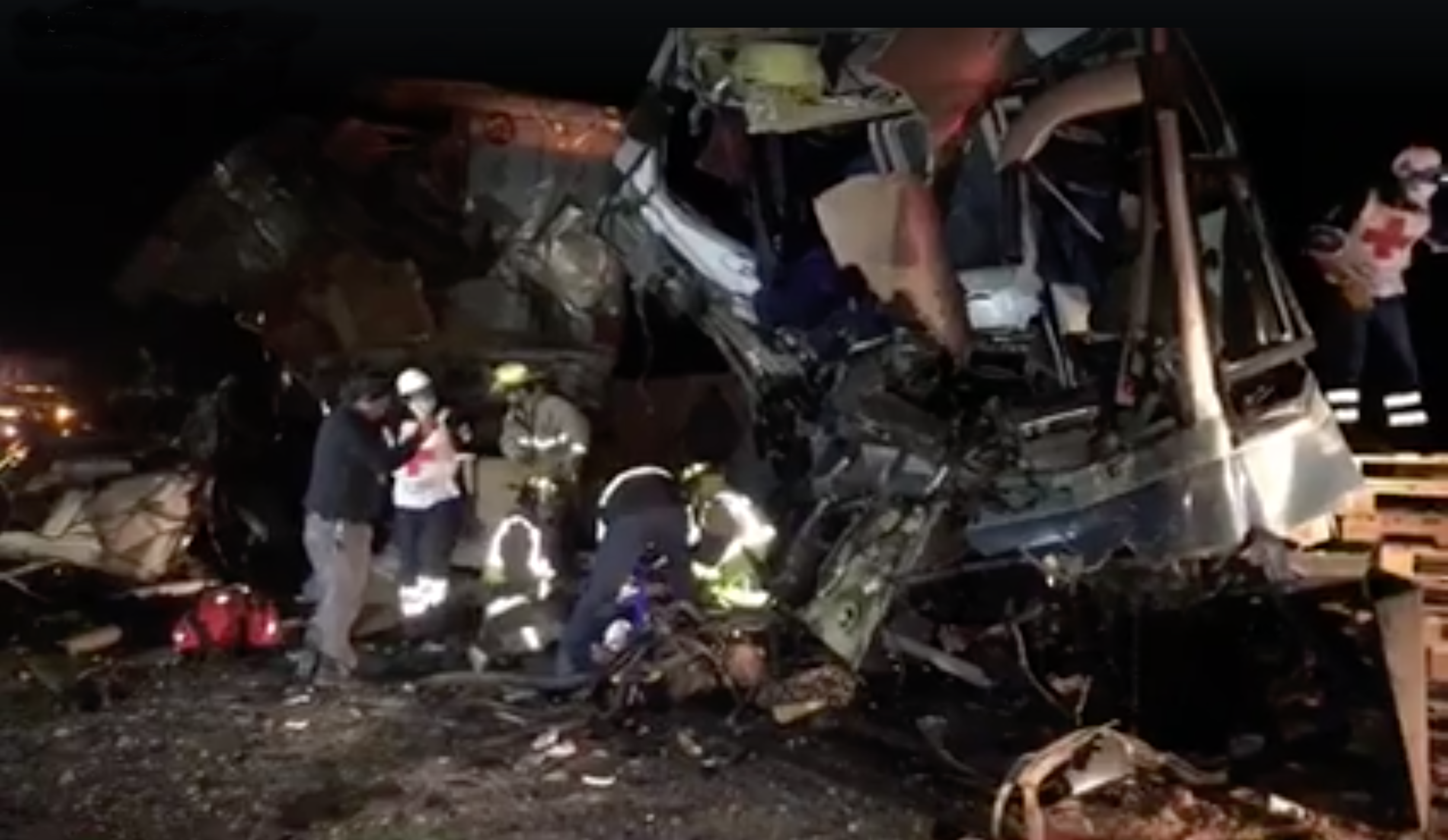 ¡Carreterazo en Saltillo! chocan trailer y <br>autobús: 3 muertos y decenas de heridos