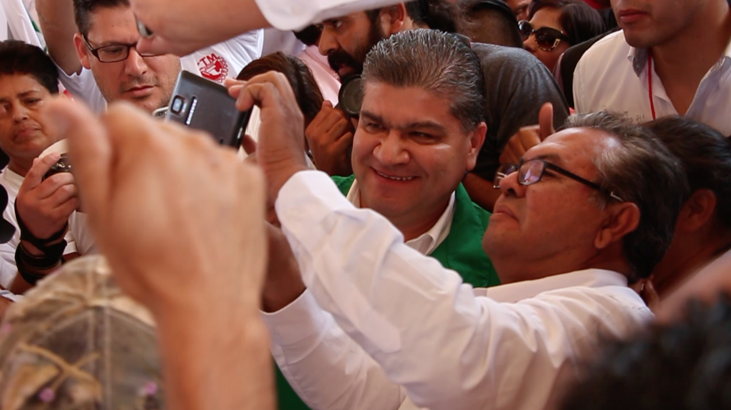 Vitorean miles a Riquelme <br>a su llegada a toma de protesta