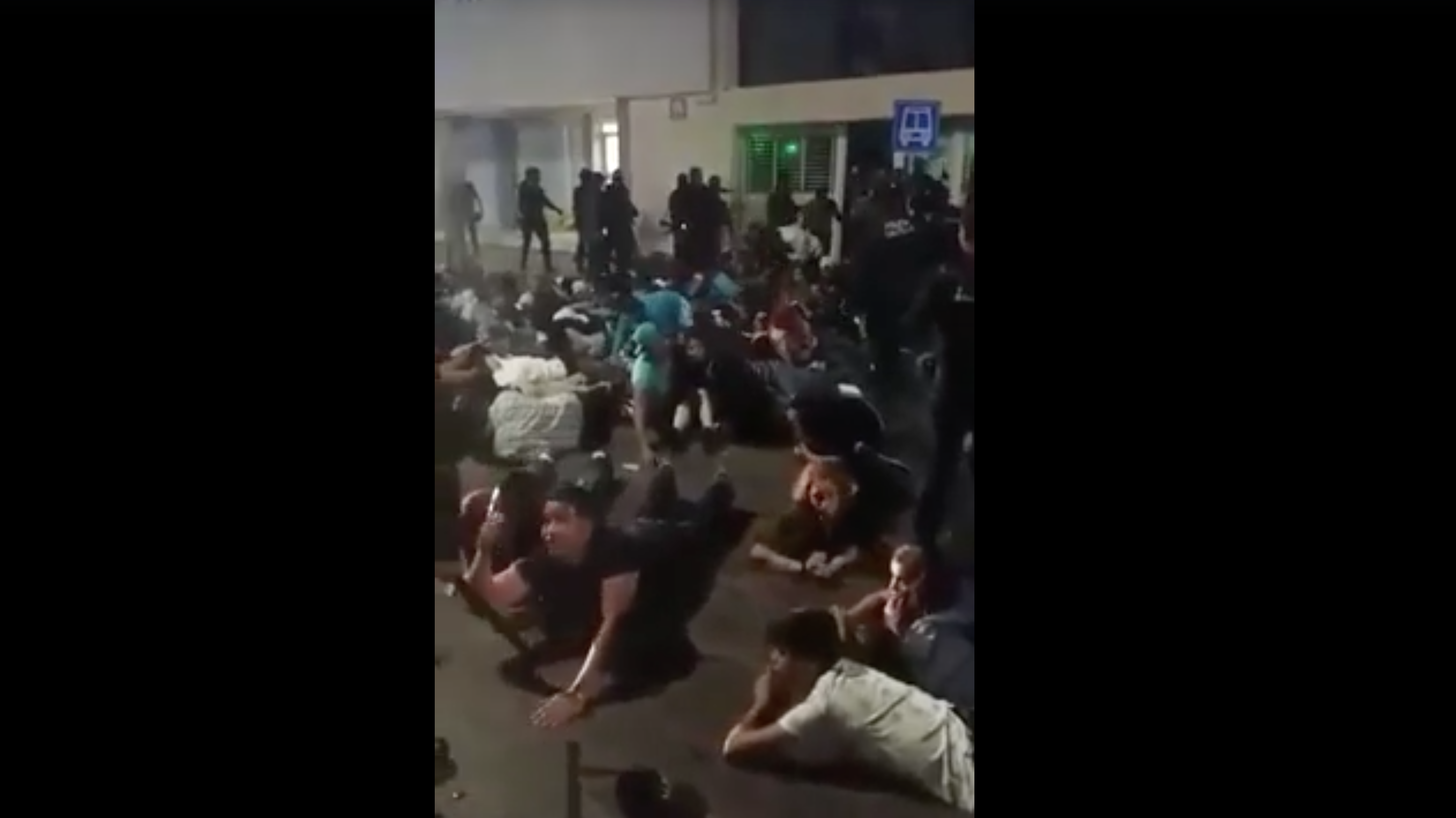 Golpean policías municipales de Saltillo <br>a jóvenes detenidos en riña