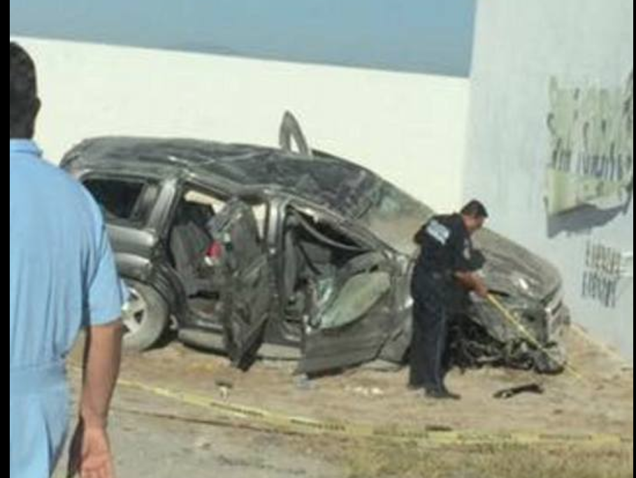 Vuelcan universitarios en <br>Monclova; muere una joven