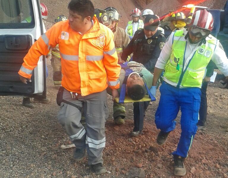 Rescatan a familia que cayó a mina de arena en Tláhuac