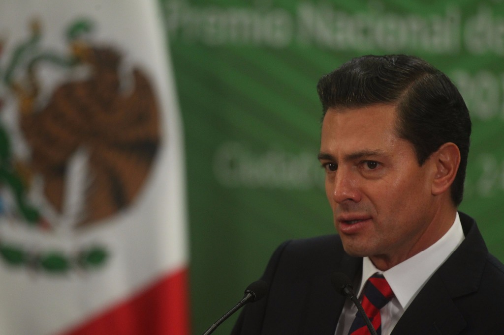 Peña Nieto firma contrato en aguas profundas del Bloque Trión
