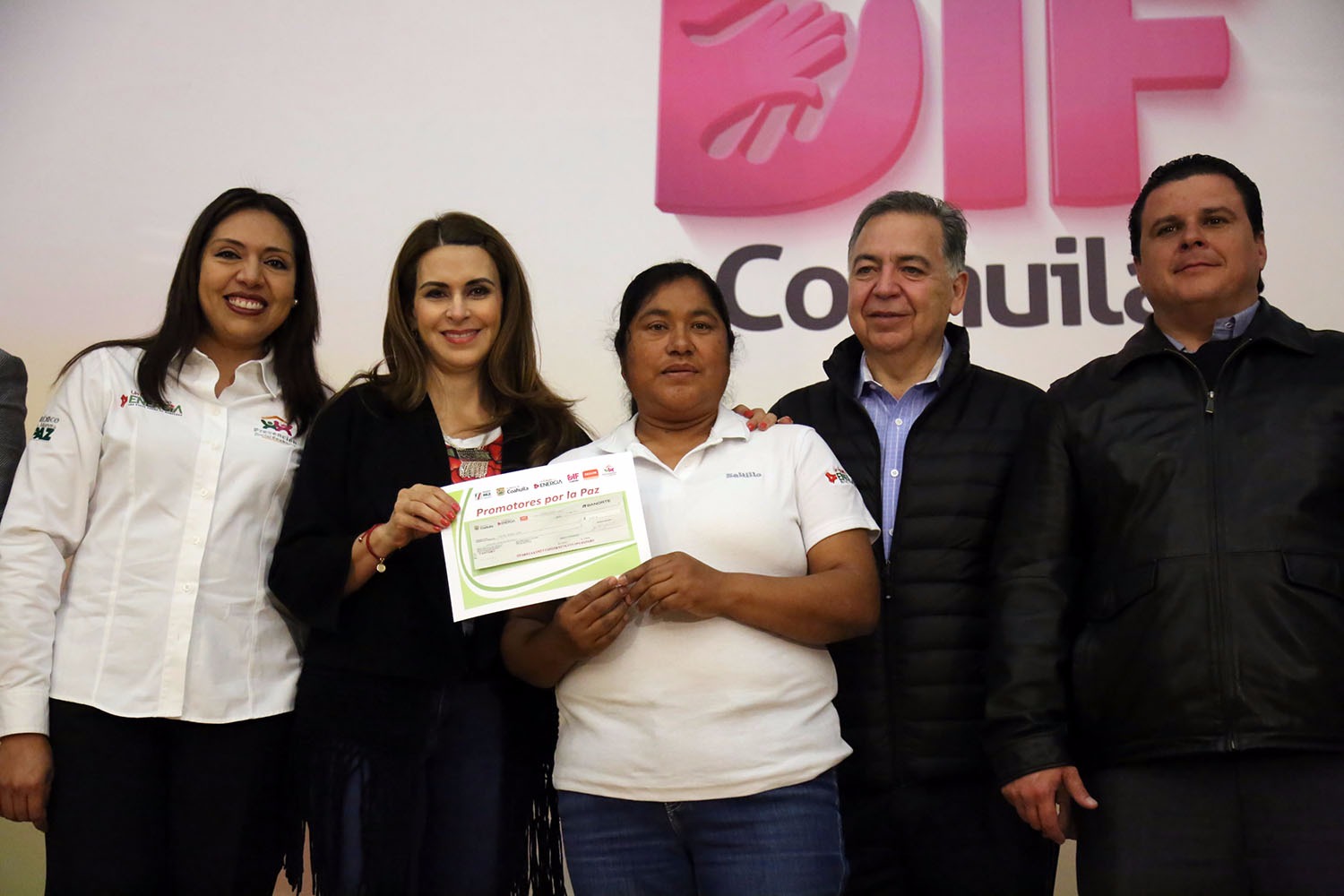 Entrega Carolina Viggiano becas de prevención