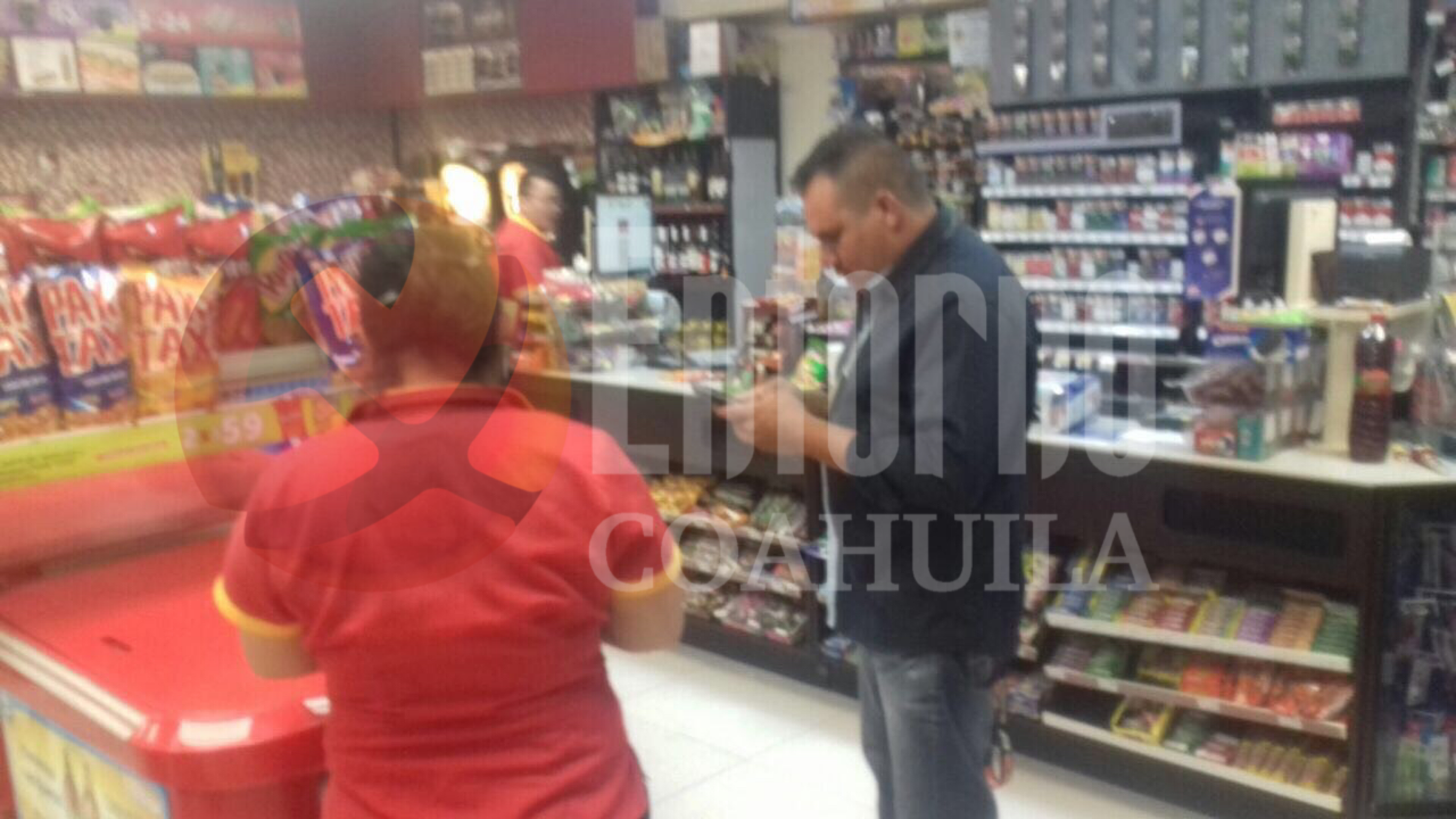 Empistolados asaltan Oxxo en Saltillo