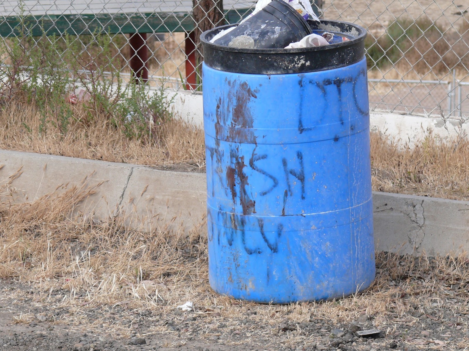 Descubren en Saltillo a persona <br>muerta dentro de un tonel