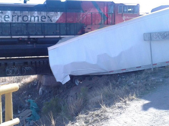 Tren cargado de ácido sulfúrico embiste tráiler en Sonora