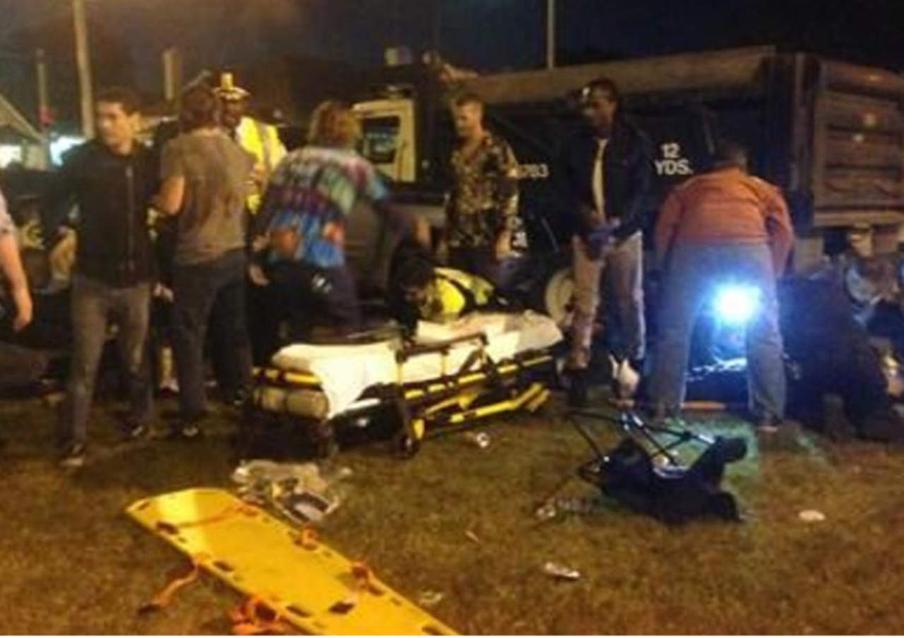 Camioneta arrolla a decenas de personas durante cabalgata