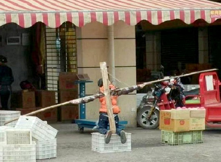 Padre crucifica a su hijo porque no hizo la tarea
