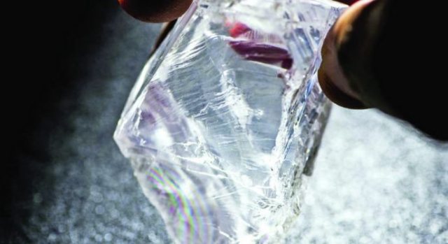 Hallan enorme diamante de más de 700 quilates