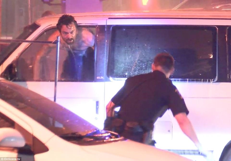 VIDEO:Policía evita que hombre se queme vivo en su coche y luego lo mata de un disparo