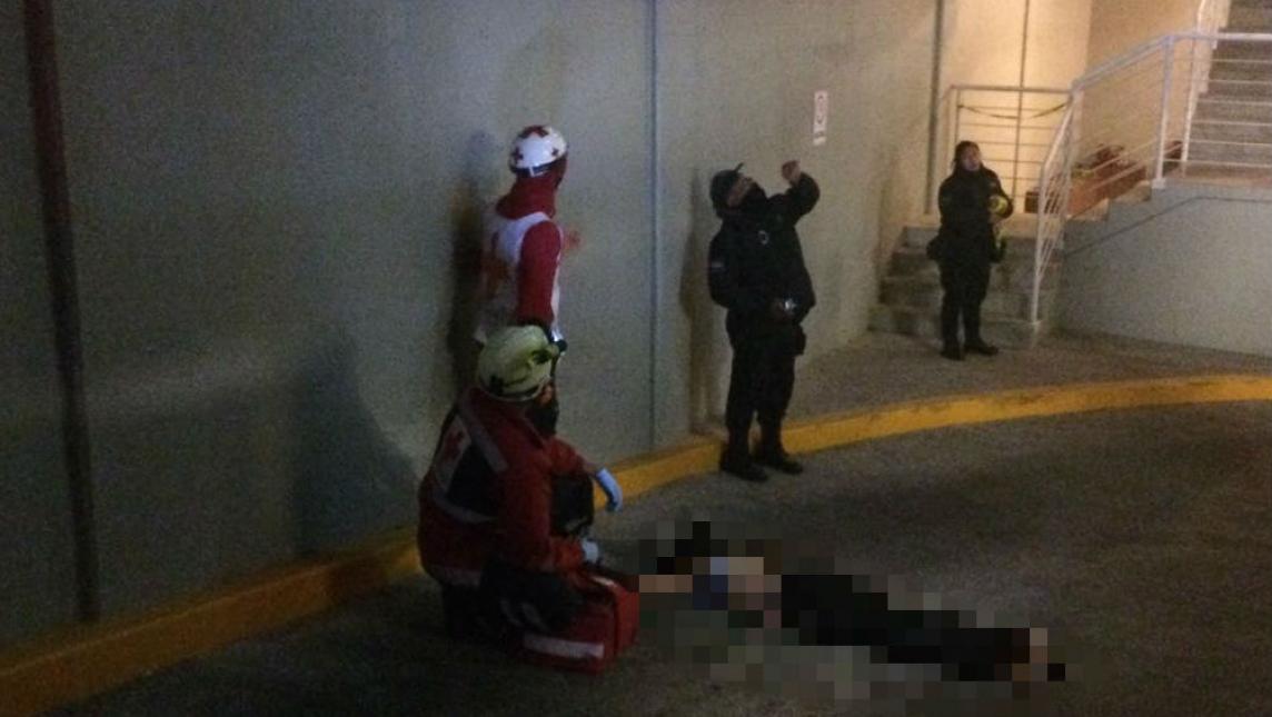 Entra a hotel para quitarse la vida; se lanza de un tercer piso