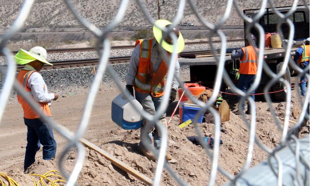 Manos mexicanas construyen muro